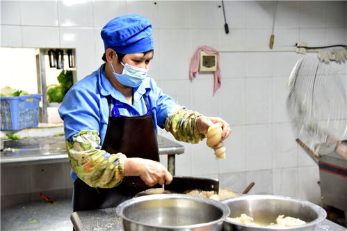 膳食服務(wù)中心守好“三道門”，筑牢戰(zhàn)疫餐桌安全防線