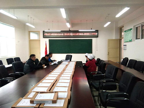 德陽雙東南洋小學(xué)舉行新版《餐飲服務(wù)食品安全操作規(guī)范》第二次培訓(xùn)會(huì)